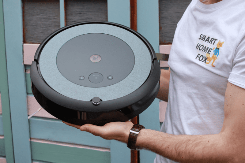 Ein Saugroboter wird auf Händen hochgehalten